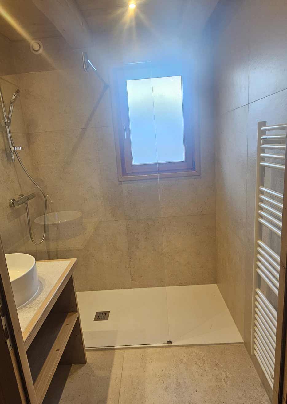 Rénovation de salle de bains avec sèche serviette