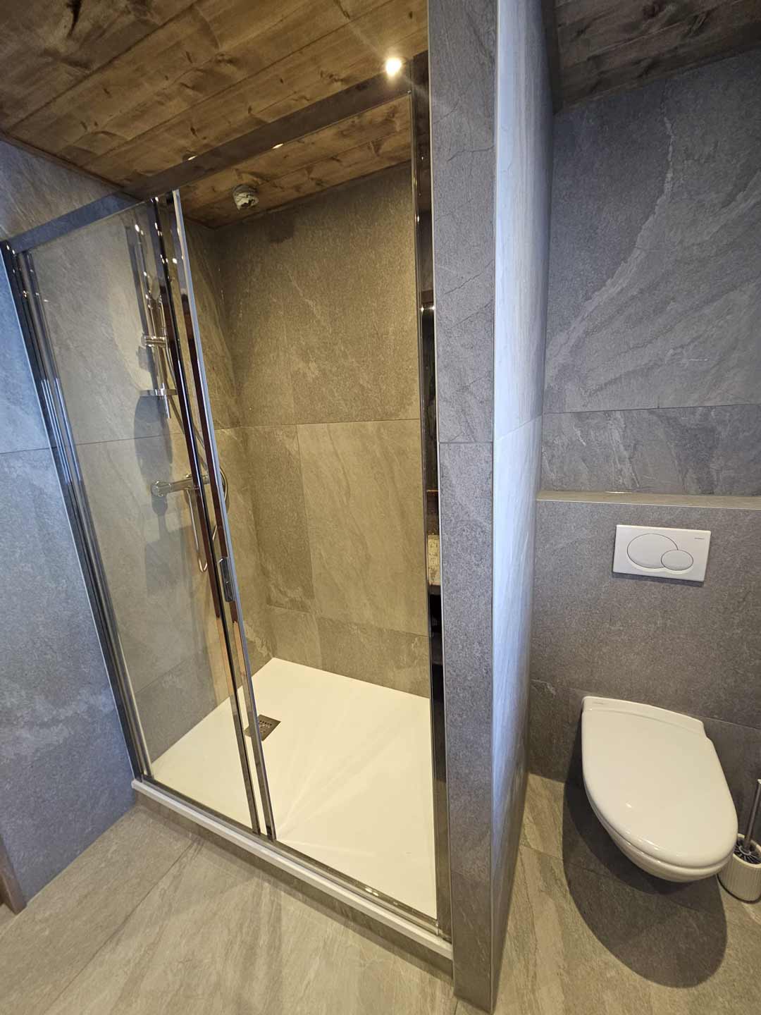 Cabine de douche et toilettes à Annecy