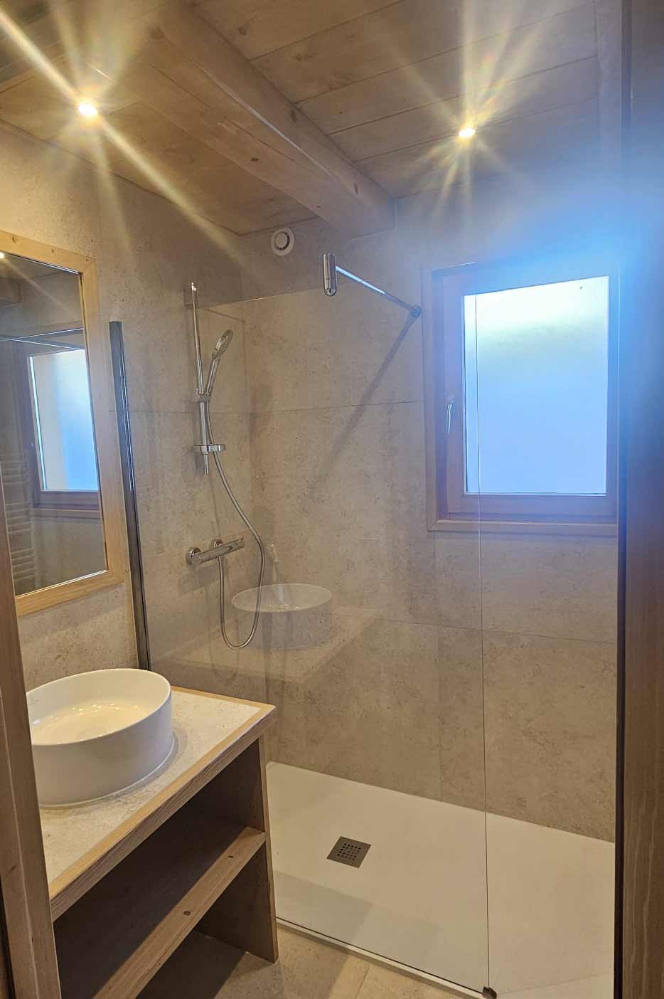 Rénovation salle de bains avec cabine de douche et vasque