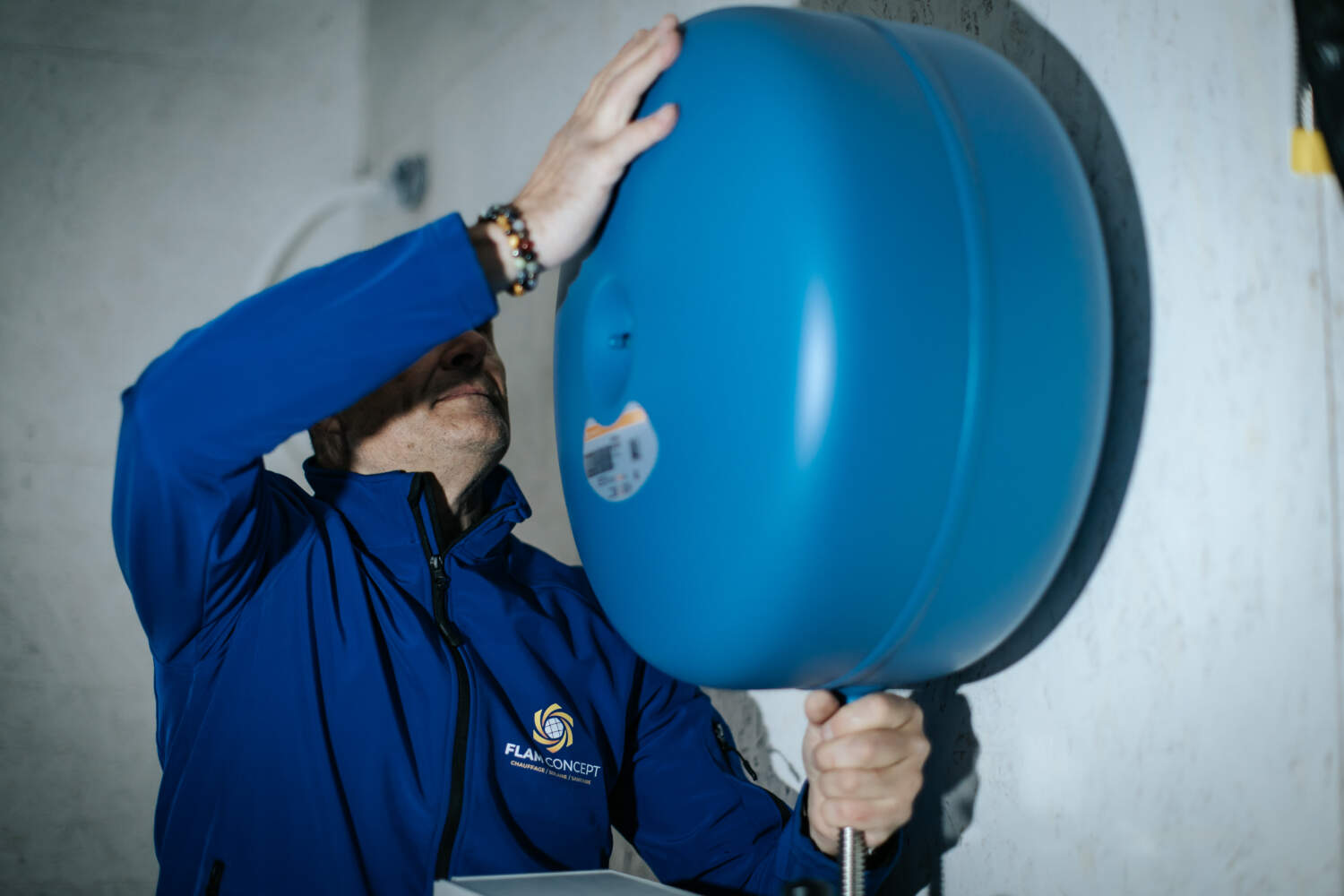 Serge Lavorel en train d'installer des panneaux solaires