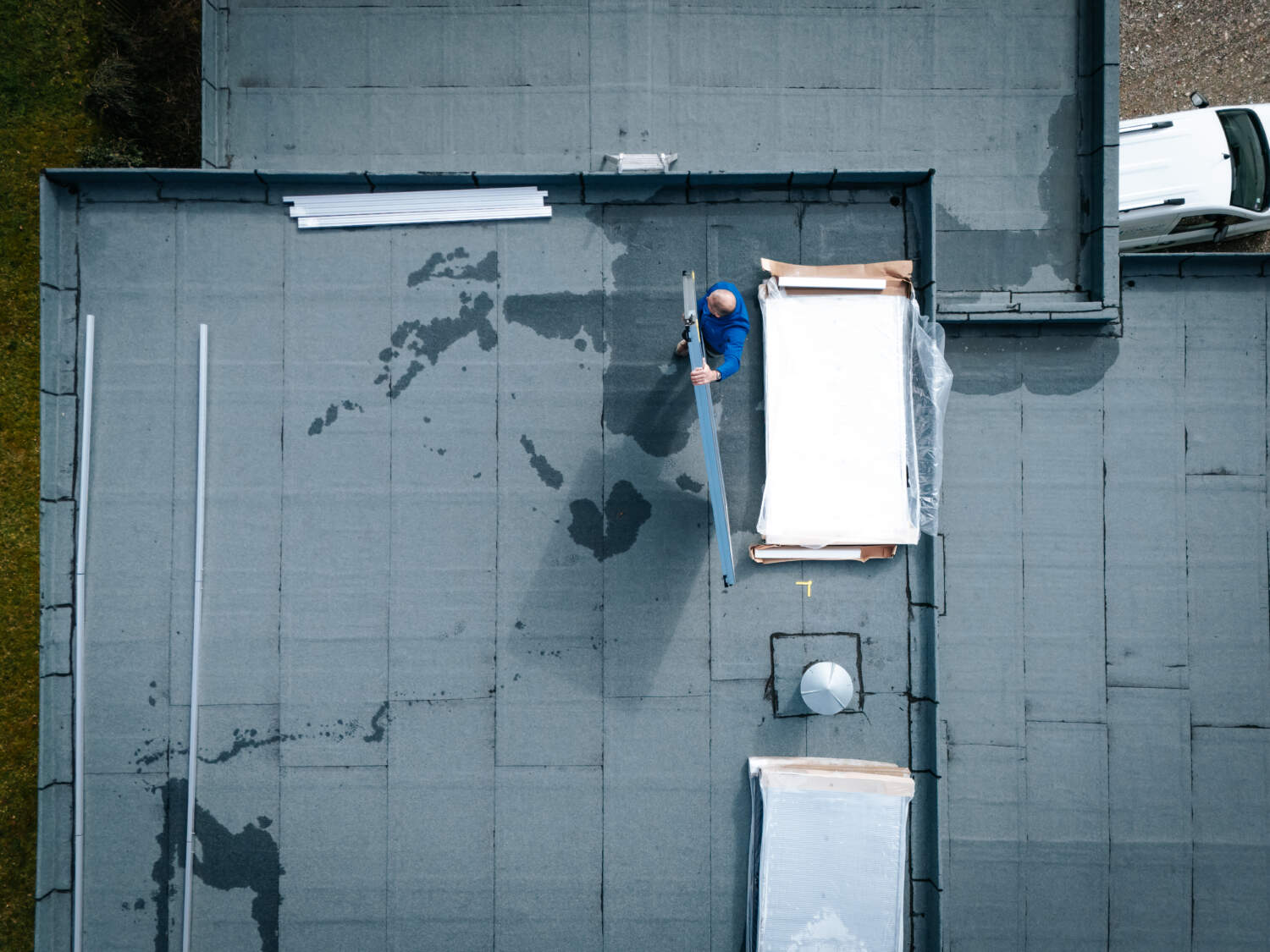 Vue drone d'un chantier d'installation de panneaux solaires thermiques à Annecy
